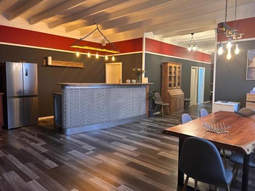 a room with a bar and a table and a kitchen at Rhin Quartier Ferienwohnung Loft-Style in Rheinsberg