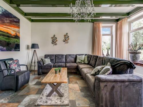 Χώρος καθιστικού στο Stylish Farmhouse with Spa Tub
