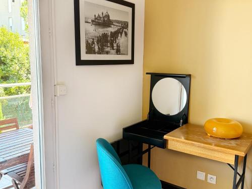 Een zitgedeelte bij Apt with 2 bedrooms, terrace, pool & parking