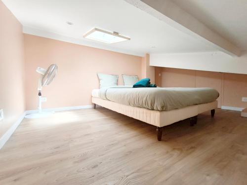 Un dormitorio con una cama y una lámpara. en Salmon paix avec accès autonome, en Villejuif