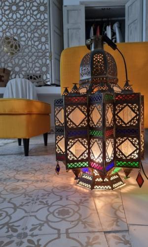 a lamp in the middle of a room at Grande demeure de charme in Asilah