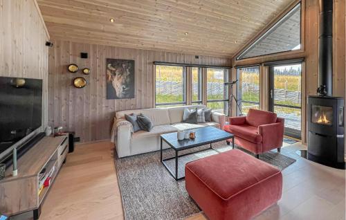 Μια τηλεόραση ή/και κέντρο ψυχαγωγίας στο Cozy Home In Svingvoll With House A Mountain View