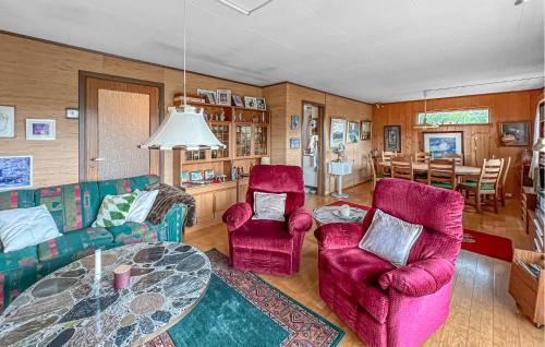ハーマルにあるLovely Home In Hamar With Wifiのテーブルと椅子2脚のあるリビングルーム