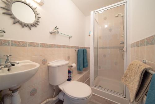 ein Badezimmer mit Toilette, Waschbecken und Dusche in der Unterkunft Devon Beach Court, sea views of Woolacombe in Woolacombe