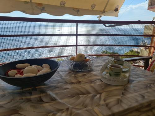 Makanan di atau di tempat lain dekat apartemen