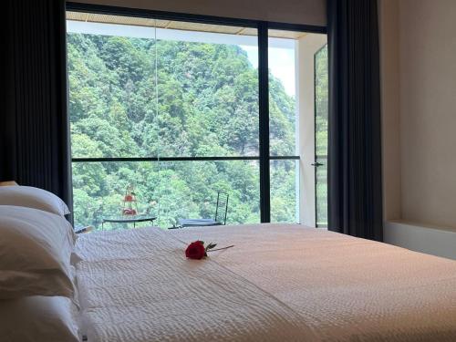 Nature Eco Designer Hotel--Avatar mountain view,Bubble Pool,Free shuttle to south gate of Park Entrance,Local trip plan & Tourism Service,Full Renovation for 10 monthsにあるベッド