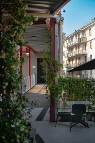 a balcony with a table and chairs in a building at Romeo e Giulietta Residenze check-in presso Hotel Toscanini in Parma