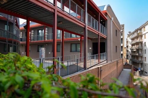 an apartment building with balconies on the side of it at Romeo e Giulietta Residenze check-in presso Hotel Toscanini in Parma