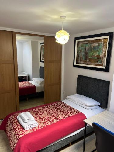 a bedroom with a bed with a red blanket at Spacious 3-Bedroom Family Home in Oxford in Oxford