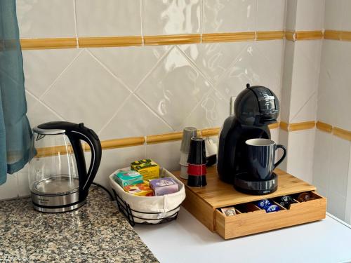 Příslušenství pro přípravu čaje a kávy v ubytování StayinMachico