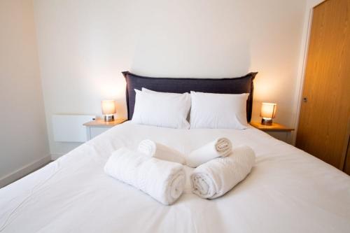 ein Schlafzimmer mit einem Bett mit Handtüchern darauf in der Unterkunft The Slate Yard in Manchester