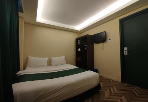 a bedroom with a large bed in a room at Fast Hotel Setapak Near Tunku Abdul Rahman UMT KL in Kuala Lumpur