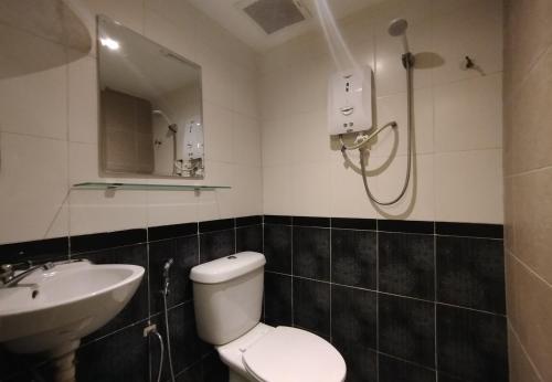 a bathroom with a shower and a toilet and a sink at Fast Hotel Setapak Near Tunku Abdul Rahman UMT KL in Kuala Lumpur
