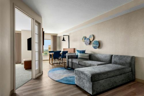 Χώρος καθιστικού στο Anaheim Marriott Suites