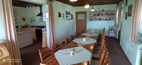 a dining room with a long table and a kitchen at Geräumiges Ferienhaus Mit Garten In Rittsteig in Neukirchen beim Heiligen Blut