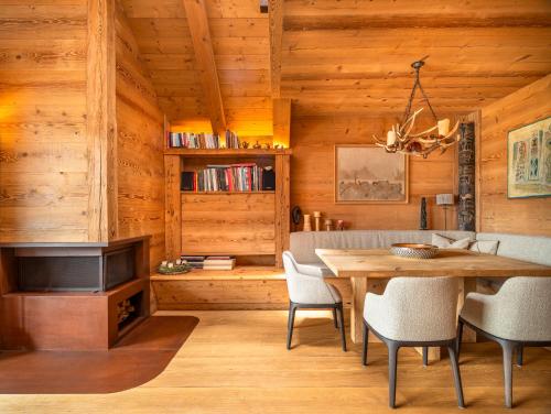 a dining room with a table and chairs at Tablà del Bosco R&R in Cortina dʼAmpezzo