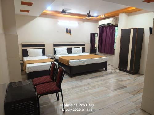 Ein Bett oder Betten in einem Zimmer der Unterkunft M R Hotels
