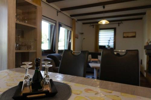 un tavolo con due bottiglie e bicchieri sopra di Haus Waldfrieden EG a Thalfang