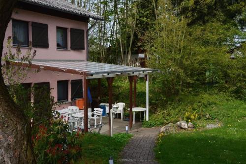 ThalfangにあるHaus Waldfrieden EGの屋根とパティオのあるピンクの家