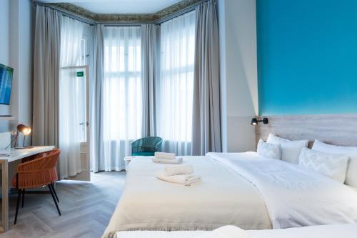 Кровать или кровати в номере Dilo Apartments Berlin - Akazien Residenz Apartments - große Ferienwohnungen für Gruppen