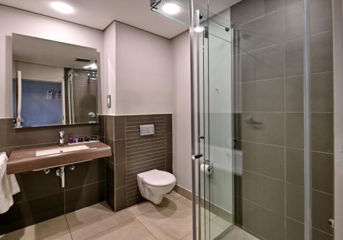 Bilik mandi di City Lodge Hotel Waterfall City
