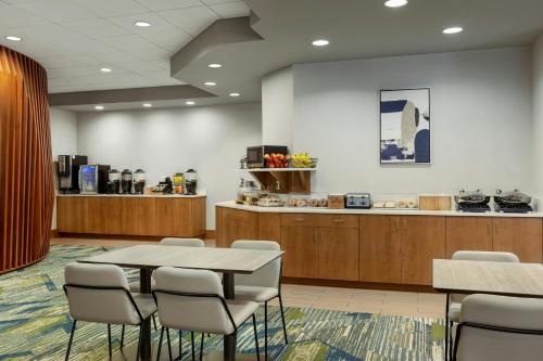 Sala de conferencias con mesa, sillas y barra en Springhill Suites by Marriott Frankenmuth, en Frankenmuth