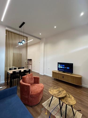 Uma TV ou centro de entretenimento em 4 Nest Apartments #1