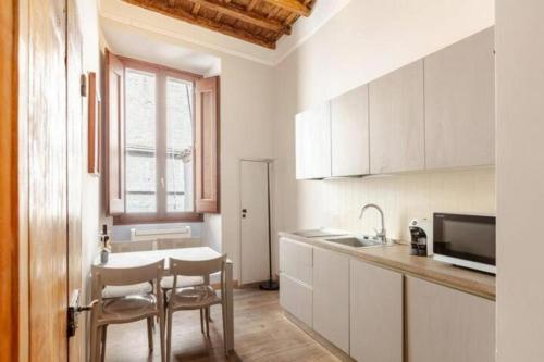 Kuchyň nebo kuchyňský kout v ubytování Stunning 2bedrooms apartment with AC Via Giulia