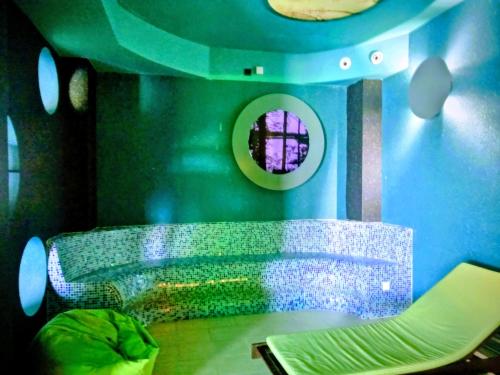 a green room with a tub and a chair at Studio SimpaKop in Kopaonik