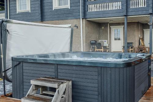 a jacuzzi tub in the backyard of a house at Lomahuoneisto Karkelopirtti 2 B in Himos