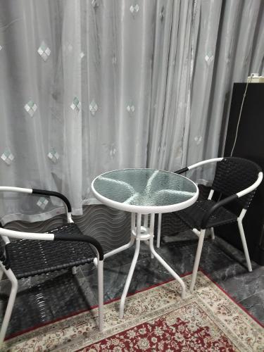 two chairs and a table and a table and two chairs at Makwan Homestay C in Kubang Semang