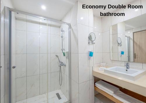 een badkamer met douche en wastafel bij Queen's Park Goynuk Hotel - All Inclusive in Kemer