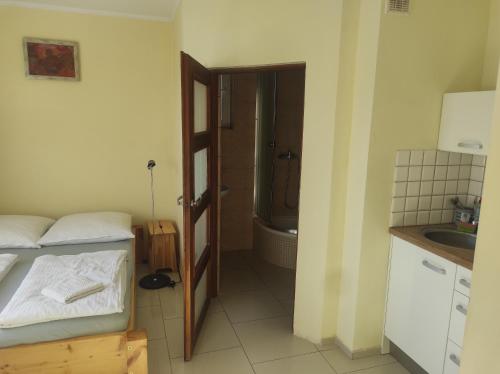 une chambre avec un lit et une salle de bain avec un lavabo dans l'établissement Apartament n &, à Świnoujście