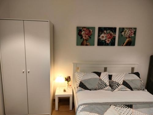 Giường trong phòng chung tại The White Port Luxe Apt Nearby Airport Symbiosis