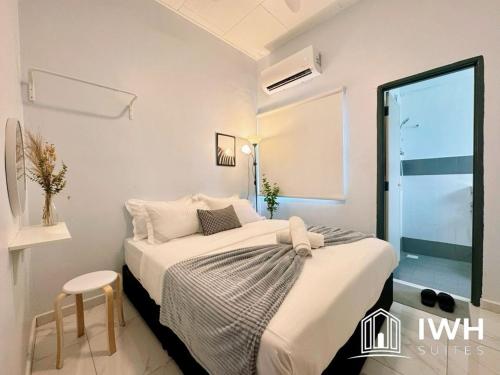 Кровать или кровати в номере Waterfall Guesthouse 4R3B 12pax 3Car KTV BBQ Pool table