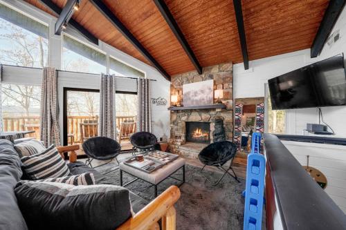Televisyen dan/atau pusat hiburan di Smoky Fox Lodge By Avada Properties