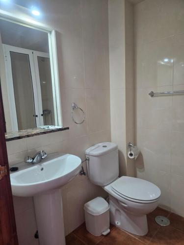 Ένα μπάνιο στο La Tortuga Lodging Rooms