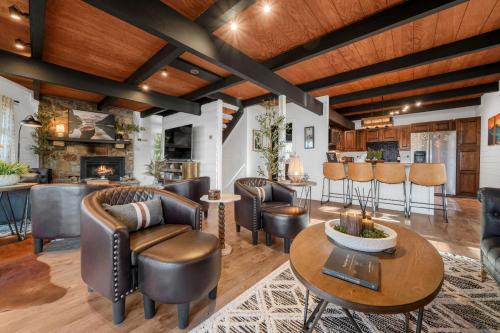 Ruang duduk di Smoky Fox Lodge By Avada Properties