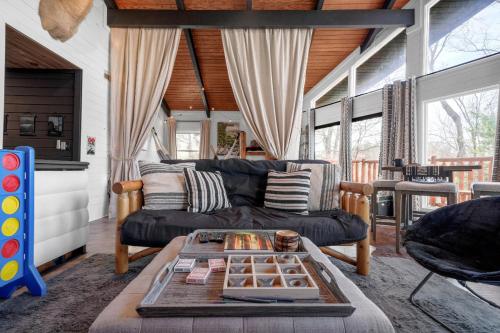 Ruang duduk di Smoky Fox Lodge By Avada Properties