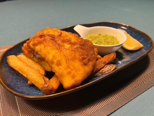 een bord met gefrituurde kip en frietjes bij Cloud9 Reloaded in Pattaya