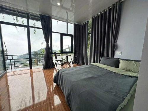 En eller flere senge i et værelse på Ơ Homestay - Phòng full kính Tam Đảo