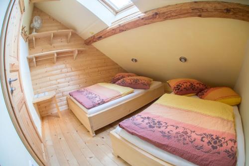 מיטה או מיטות בחדר ב-Guest House Kraljev Hrib