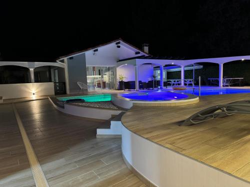 Villa Sany:10 Pers Maison 200m2 piscine , jacuzzi