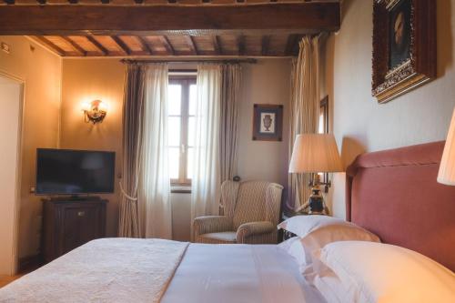 Postel nebo postele na pokoji v ubytování Grand Hotel Continental Siena - Starhotels Collezione