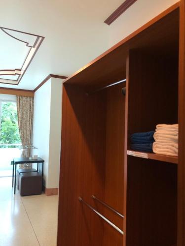 a closet with a wooden door in a room at Mam Kaibae Hotel in Ko Chang