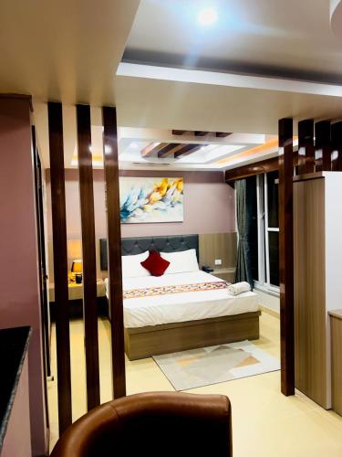 Un dormitorio con una cama con un cuadro en la pared. en Hostmandu Homes at Chris BnB, en Jawlakhel
