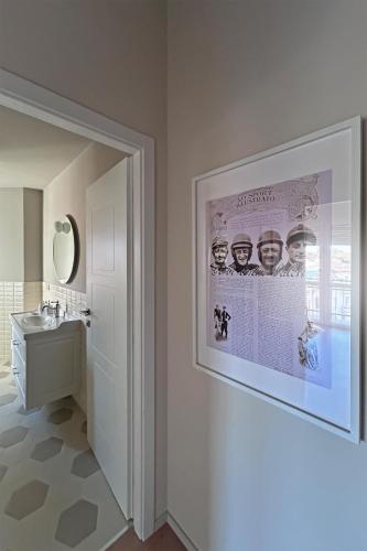 ein Badezimmer mit einem Bild einer Gruppe von Menschen an der Wand in der Unterkunft Suite del Campione in Asti