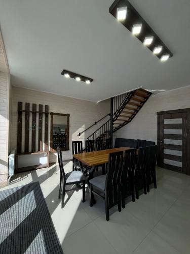 a dining room with a wooden table and chairs at Hotels mim in Vorokhta