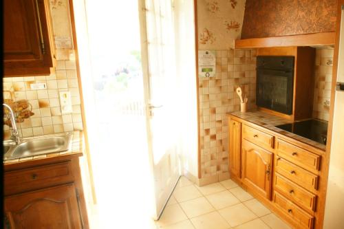 a kitchen with a sink and a counter top at Le Trèfle de l'Impériale-Les gites de l imperiale in Sermizelles