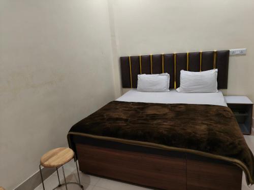 Un dormitorio con una cama grande con cabecero de madera. en The Island chfe, en Varanasi